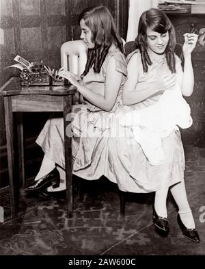 1926 ca , NEW YORK , USA : le sorelle gemelli conunteen di origini britanniche Daisy e Violet Hilton ( 1908 - 1969 ). Le sorelle giocano a parole nella celebrazione Foto Stock