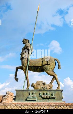 Rovine di Pompei, statua in bronzo di Centauro di Igor Mitoraj, forum di Pompei, antica città di Pompei, Italia, Europa Foto Stock