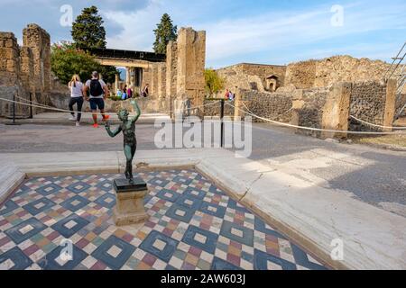 Rovine di Pompei, Fauno danzante, replica della statua di Satyr bronzo, Casa del Fauno tablinum, atrio Casa del Fauno, antica città di Pompei, Italia, Europa Foto Stock