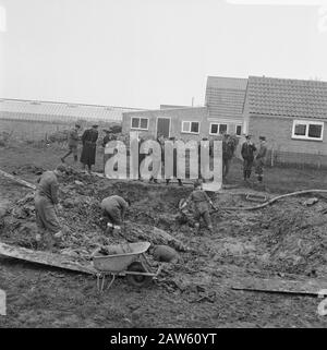 Scavo di un incidente durante la seconda guerra mondiale bombardiere britannico in Zwaagdijk scavi, relitti aerei, bombardieri Data: 14 ottobre 1966 posizione: Nord Olanda Zwaagdijk Parole Chiave: Bombardieri, scavi, relitti aerei Foto Stock