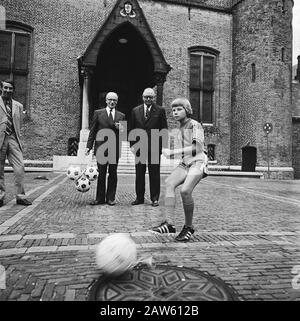 Nathousandth membro KNVB Hague proposto Johan Weijenberg sparare palla in background Ministro Van Doorn (a sinistra) Data: 27 agosto 1973 posizione: L'Aia, Sud Olanda Parole Chiave: Soci, sport, calcio Persona Nome: Thorn, Harry Foto Stock