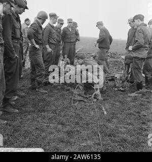 Scavo di un incidente durante la seconda guerra mondiale bombardiere britannico in Zwaagdijk scavi, relitti aerei, bombardieri Data: 14 ottobre 1966 posizione: Nord Olanda Zwaagdijk Parole Chiave: Bombardieri, scavi, relitti aerei Foto Stock