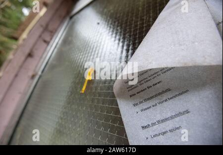 Landkreis Calw, Germania. 31st Gen 2020. Un'informazione su come spegnere l'acqua a causa di lavori di costruzione è appeso sulla porta anteriore di una casa che è stato disoccupato per un certo tempo. Se la proprietà promette nulla, ma problemi, molti eredi preferiscono fare senza. Poi la terra diventa un proprietario involontario - e spesso è permesso di lottare con gli over-indebited immobiliari spazzatura. (a dpa: 'Eredità indesiderata - il paese riceve ogni anno il bene immobile indebitato') credito: Marijan Murat/dpa/Alamy Live News Foto Stock