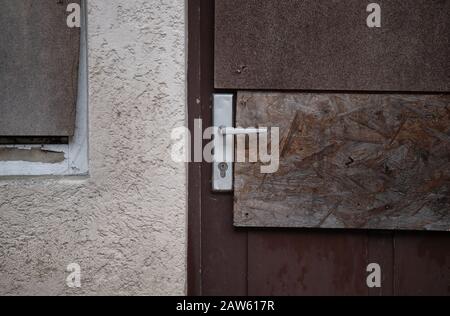 Landkreis Calw, Germania. 31st Gen 2020. Pannelli di legno sono fissati ad una porta e finestra di una casa non occupata. Se la proprietà promette nulla, ma problemi, molti eredi preferiscono fare senza. Poi la terra diventa un proprietario involontario - e spesso è permesso di lottare con gli over-indebited immobiliari spazzatura. (a dpa: 'Eredità indesiderata - il paese riceve ogni anno il bene immobile indebitato') credito: Marijan Murat/dpa/Alamy Live News Foto Stock