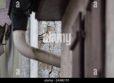 Landkreis Calw, Germania. 31st Gen 2020. La façade si sta scagliando su una casa che è stata disoccupata da molto tempo. Se la proprietà promette nulla, ma problemi, molti eredi preferiscono fare senza. Poi la terra diventa un proprietario involontario - e spesso è permesso di lottare con gli over-indebited immobiliari spazzatura. (a dpa: 'Eredità indesiderata - il paese riceve ogni anno il bene immobile indebitato') credito: Marijan Murat/dpa/Alamy Live News Foto Stock