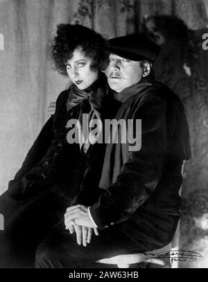 1924 , PARIGI , FRANCIA : il regista francese del cinema e del teatro , attore e scrittore SACHA GUITRY ( 1885 – 1957 ) con sua moglie la celebre attrice Y Foto Stock