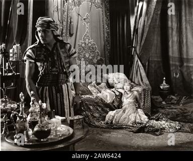 1926 , HOLLYWOOD : l'attore di film di schermo silenzioso RUDOLPH VALENTINO ( sopportato Rodolfo Guglielmi , 1895 - 1926 ) con VILMA BANKY ( 1901 - 1991 ) nel Foto Stock