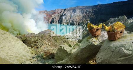 CESTINO DI ZOLFO SUL VULCANO KAWAH IJEN A JAVA ISLAND-INDONESIA Foto Stock