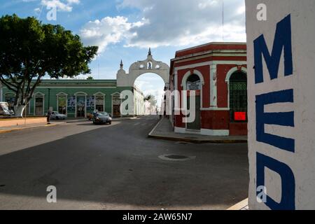 Porte in pietra spagnola segnano il centro della città di Merida, Messico. Storicamente queste porte mostravano dove vivevano gli spagnoli, lasciando fuori i Maya. Foto Stock