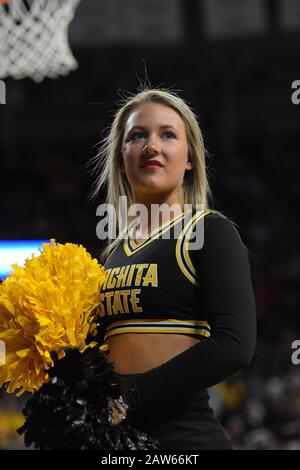 Wichita, Kansas, Stati Uniti. 06th Feb, 2020. Un cheerleader dei Wichita state Shockers durante un timeout durante il NCAA Basketball Game tra i Cincinnati Bearcats e i Wichita state Shockers alla Charles Koch Arena di Wichita, Kansas. Kendall Shaw/Csm/Alamy Live News Foto Stock