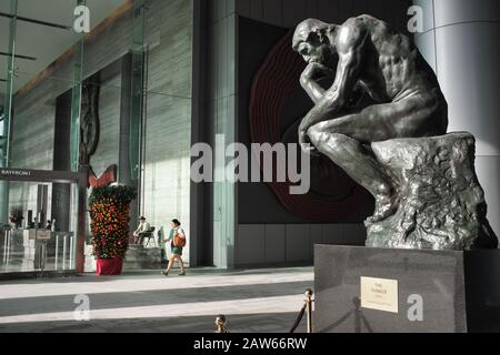 Una replica della scultura 'il Pensatore' di August Rodin alla Torre OUE, Marina Bay, Singapore Foto Stock