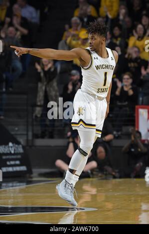 Wichita, Kansas, Stati Uniti. 06th Feb, 2020. I Wichita state Shockers sorvegliano Tyson Etienne (1) punti al giocatore difensivo durante il gioco di pallacanestro NCAA tra i bergatti di Cincinnati e gli Shockers di Stato di Wichita alla Charles Koch Arena a Wichita, Kansas. Kendall Shaw/Csm/Alamy Live News Foto Stock