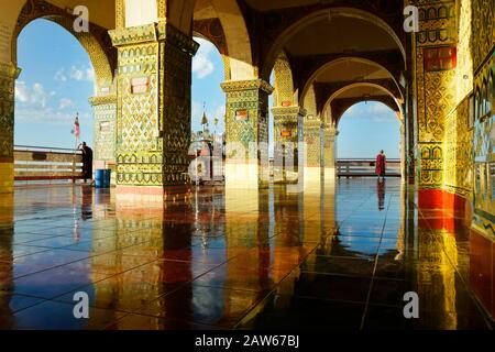 monaci in su taung pyae pagoda, mandalay, myanmar Foto Stock