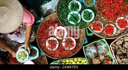 Cestino di peperoncino secco nel mercato asiatico Foto Stock