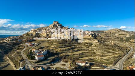 Vista aerea di Morella, città medievale murata con torri semicircolari e case a porte, coltivati da una fortezza sulla roccia in Spagna Foto Stock