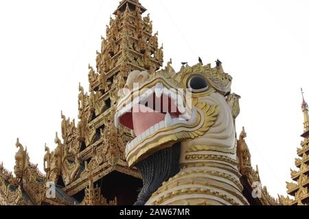 Statua mitica del leone birmano della Pagoda Shwedagon Foto Stock