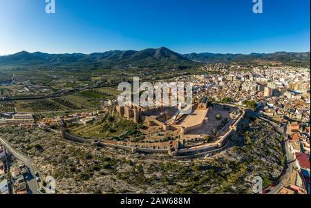 Veduta aerea della medievale onda parzialmente restaurato castello medievale rovina in Spagna con pareti concentriche, torri semi-circolari, interno ed esterno bailey Foto Stock