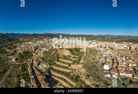 Veduta aerea della medievale onda parzialmente restaurato castello medievale rovina in Spagna con pareti concentriche, torri semi-circolari, interno ed esterno bailey Foto Stock