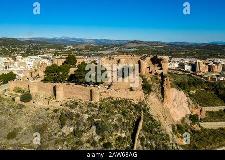 Veduta aerea della medievale onda parzialmente restaurato castello medievale rovina in Spagna con pareti concentriche, torri semi-circolari, interno ed esterno bailey Foto Stock