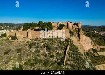 Veduta aerea della medievale onda parzialmente restaurato castello medievale rovina in Spagna con pareti concentriche, torri semi-circolari, interno ed esterno bailey Foto Stock