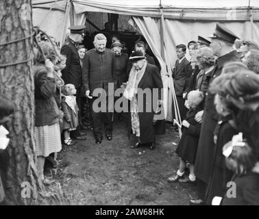 Il campo della principessa Wilhelmina giorno visitando l'Esercito Della Salvezza nelle foreste del dominio reale a Baarn. Qui è scortata dal generale e dalla signora Albert Orsborn dell'Esercito Della Salvezza. Data: 13 Giugno 1951 Luogo: Baarn, Utrecht Parole Chiave: Regalità, Organizzazioni, Principesse Nome: Orsborn, Albert, Wilhelmina, Princess Foto Stock