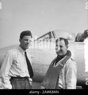 Registra Il Volo Gloster Meteor Su Ameland. Annotazione: Aviatori tenente Joop Wansink (a sinistra) e Il Maggiore J.L. Winkelman a Leeuwarden Air base Data: 28 agosto 1949 luogo: Leeuwarden Air base Parole Chiave: Aviazione, ufficiali, piloti, aereo Persona Nome: Wansink, Joop, Winkelman, JL Foto Stock