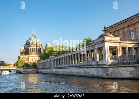 Cattedrale Di Berlino (Berliner Dom) E Isola Dei Musei Con Fiume Sprea In Germania Foto Stock