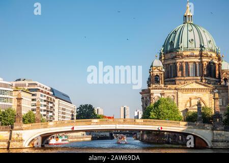 Cattedrale Di Berlino (Berliner Dom) E Fiume Sprea In Germania Foto Stock