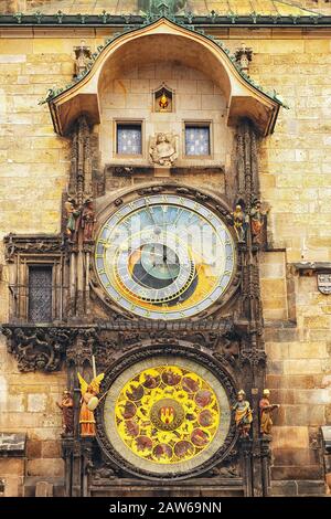 Primo piano dell'orologio astronomico di Praga Pražský orloj. Segnatempo medievale sulle mura del municipio, i dodici apostoli appaiono quando l'orologio colpisce Foto Stock