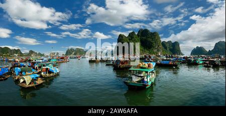 barca in ha long bay, nel nord del vietnam Foto Stock