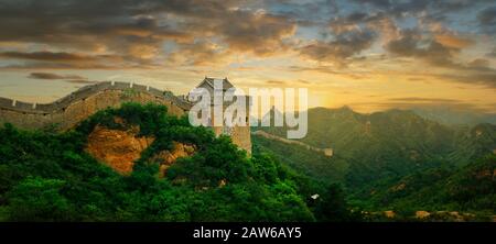 Tramonto sulla grande parete della Cina, vicino alla città di Jinshanling Foto Stock