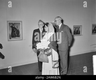 Apertura della mostra del pittore pakistano Esmet Rahim nel Royal Tropical Institute da parte dell'Ambasciatore del Pakistan, Begum Liaquat Ali Khan (centro). Durante il tour con il prof. R.A.M. Begsma (sinistra) Data: 28 gennaio 1955 posizione: Amsterdam, Noord-Holland Parole Chiave: Diplomatici, musei, dipinti, mostre Nome Persona: Begsma R A M, Begum Liaquat Ali Khan Foto Stock