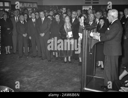 NDSM lancio Khasiella nave cisterna per Royal Dutch Shell Group Data: 10 dicembre 1955 Località: Amsterdam, Noord-Holland Parole Chiave: Costruzione navale, cantieri navali, navi, navi cisterna Nome Persona: Khasiella Istituto Nome : Shell Foto Stock