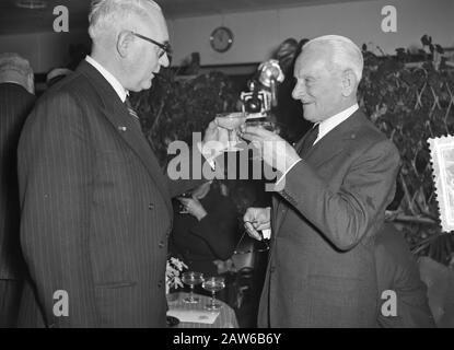 NDSM lancio Khasiella nave cisterna per Royal Dutch Shell Group Data: 10 dicembre 1955 Località: Amsterdam, Noord-Holland Parole Chiave: Costruzione navale, cantieri navali, navi, navi cisterna Nome Persona: Khasiella Istituto Nome : Shell Foto Stock