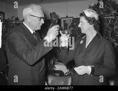 NDSM lancio Khasiella nave cisterna per Royal Dutch Shell Group Data: 10 dicembre 1955 Località: Amsterdam, Noord-Holland Parole Chiave: Costruzione navale, cantieri navali, navi, navi cisterna Nome Persona: Khasiella Istituto Nome : Shell Foto Stock