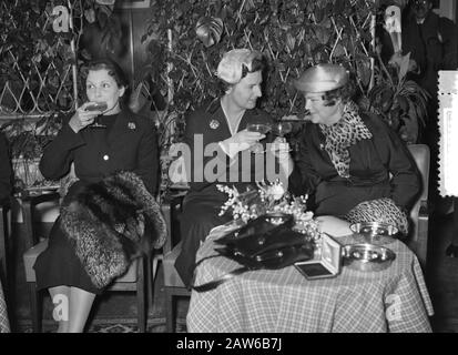 NDSM lancio Khasiella nave cisterna per Royal Dutch Shell Group Data: 10 dicembre 1955 Località: Amsterdam, Noord-Holland Parole Chiave: Costruzione navale, cantieri navali, navi, navi cisterna Nome Persona: Khasiella Istituto Nome : Shell Foto Stock