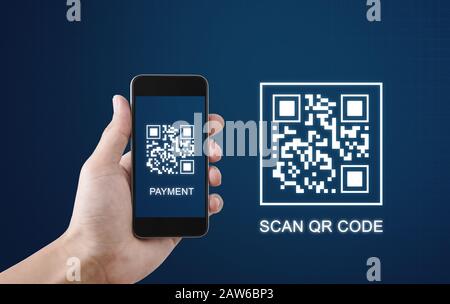 Codice QR pagamento di scansione e verifica. Mano utilizzando mobile smart phone di scansione del codice QR Foto Stock