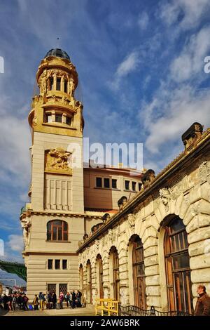 Torre principale, vista esterna Stazione Centrale di Praga; Praha Hlavní Nádraí; Vinohrady; Progettato dall'architetto ceco Josef Fanta; Art Nouveau; Foto Stock