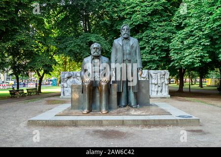 Berlino, Germania - 7 giugno 2019 : statua di Karl Marx e Friedrich Engels nel parco pubblico di Marx-Engels-Forum Foto Stock