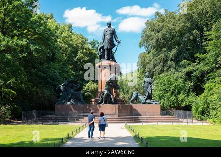 Berlino, Germania - 7 Giugno 2019 : Statua Del Bismarck Nationaldenkmal Memorial A Tiergarten Foto Stock