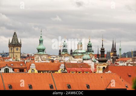 Molte Spires, Domes, Cupole, torri e tetti di tegole rosse, una vista dello skyline verso Staré Město; Praga Cechia Foto Stock