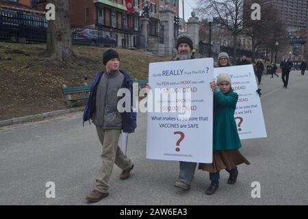 Boston, Massachusetts, Stati Uniti. 4th Feb, 2020. I sostenitori del vaccino anti dimostrano alla Massachusetts state House a Boston Credit: Kenneth Martin/ZUMA Wire/Alamy Live News Foto Stock