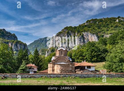 Chiesa di San Giovanni Teologo al Monastero di Posanovo, 14th secolo, stile bizantino, serbo-ortodosso, a Jerma Gorge vicino a Dimitrovgrad, Serbia Foto Stock