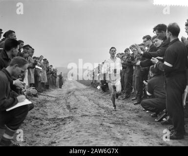 National Military Cross Country Championships In Ede, Frans Künen Data: 17 Dicembre 1958 Luogo: Ede Parole Chiave: Atletica, Sport Nome Persona: Kunen, Francese Foto Stock