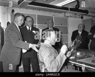 Apertura del laboratorio centrale di ricerca di Brocodas Stheeman Haarlem da Sua altezza reale Principe Bernhard Data: 9 gennaio 1959 Foto Stock