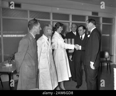Apertura del laboratorio centrale di ricerca di Brocodas Stheeman Haarlem da Sua altezza reale Principe Bernhard Data: 9 gennaio 1959 Foto Stock