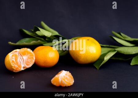 Primo piano della tangerini sullo sfondo nero Foto Stock