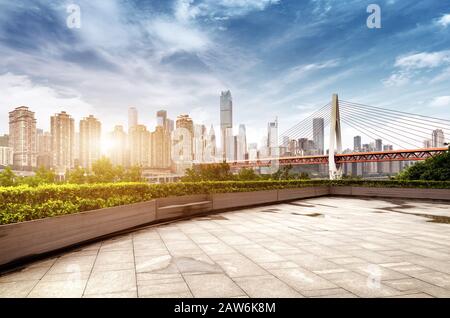 Svuotare un pavimento di marmo con paesaggio e sullo skyline nel cielo del cloud Foto Stock