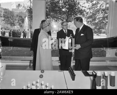 Il Principe Bertil di Svezia apre una mostra di design svedese nel Museo Stedelijk di Amsterdam la Regina Juliana e il Principe Bertil durante il loro tour della mostra Data: 5 ottobre 1959 posizione: Amsterdam, Olanda del Nord Parole Chiave: Queens, musei, principi, mostre Persona Nome: Bertil (Prince Sweden), Juliana (queen Netherlands) Foto Stock