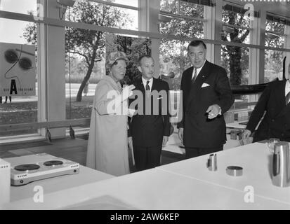 Il Principe Bertil di Svezia apre una mostra di design svedese nel Museo Stedelijk di Amsterdam la Regina Juliana e il Principe Bertil nel loro tour della mostra Data: 5 ottobre 1959 posizione: Amsterdam, Olanda del Nord Parole Chiave: Queens, musei, principi, mostre Persona Nome: Bertil (Prince Sweden), Juliana (queen Netherlands) Foto Stock